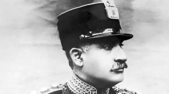 تصویر؛ «رضاخان در کنار بقایای جمجمه کریم خان زند»؛ سال 1304