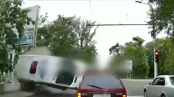 فیلم هولناک از لحظه تصادف آمبولانس / فاجعه ای تلخ وسط خیابان