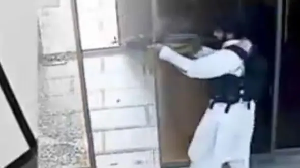 فیلم  تکاندهنده دوربین مداربسته حمله تروریستی به دادگستری زاهدان