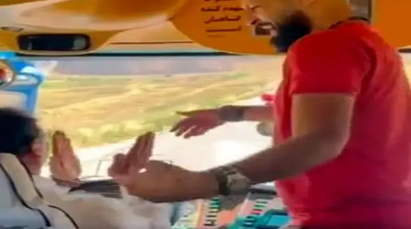 آوازباشکوه پسره تو اتوبوس برا راننده میرقصه شوفر فرمونو ول کرد براش دست زد همه ترسیدن