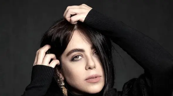 فیلم / الهام اخوان: دوست دارم وایسم جای هدیه تهرانی .. / البته نه قیافش رو دارم نه کاریزماشو!  / شباهتی زیادی به بیلی آیلیش دارم فقط رنگامون باهم فرق میکنه! ...