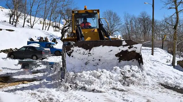 بارش برف در گردنه حیران آستارا / راهداران آماده‌باش کامل