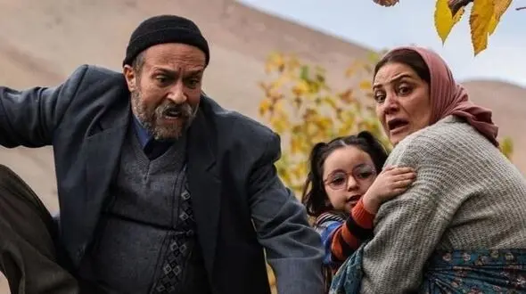 فیلم/ چشم چرانی خنده‌دار احمد مهران‌فر، قنبر «خجالت نکش 2» در مراسم خواستگاری / قنبر خوراک بزرگ مراسم خواستگاریه فقط