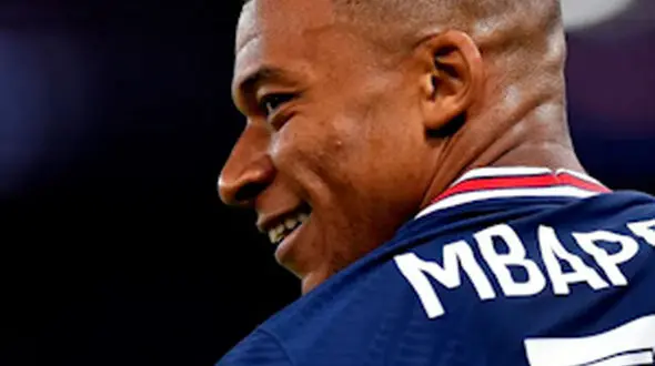 مجسمه امباپه واقعی تر از خودش!