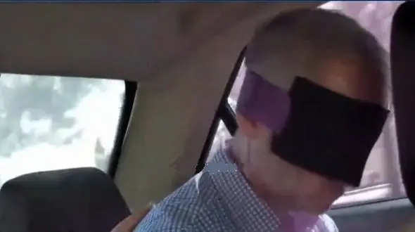  تصویر معاون سفیر انگلیس با چشم بند بعد از بازداشت در ایران / اتهام جاسوسی