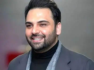 احسان علیخانی نسخه بدون گریم خودشو رو کرد؛ ماجرای شرط بندی چیه؟