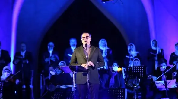 فیلم آوازخوانی باشکوه علیرضا قربانی با  آهنگ من عاشق چشمت شدم همه رو میخکوب صحنه کرد