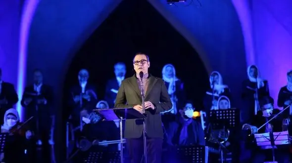 فیلم آوازخوانی باشکوه علیرضا قربانی با  آهنگ من عاشق چشمت شدم همه رو میخکوب صحنه کرد