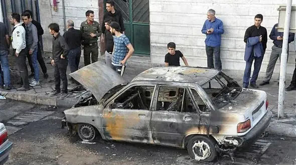 آتش سوزی 3 خودرو در جنوب تهران / آتش نشانان جلوی یک فاجعه را گرفتند +عکس