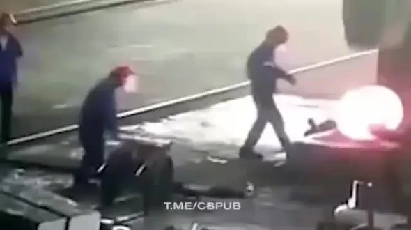 ببینید / نجات معجره‌آسا یک کارگر از مرگ پس از بی دقتی در کارگاه پرس + فیلم