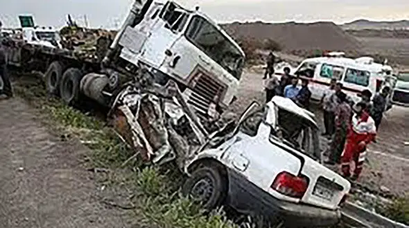 فیلم لحظه وحشتناک شاخ‌ ب ه‌شاخ  کامیون با پراید + عکس های ترسناک