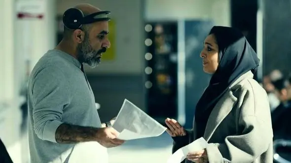 فیلم/کارگردان سریال محکوم: طبق عادت در دادگاه چادر سر ساره بیات کردیم ولی دوستان قوه قضائیه گفتند نیازی به چادر نیست! قوه قضائیه اسمش بزرگه، ترسناکه درحالی که...