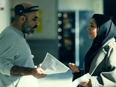 فیلم/کارگردان سریال محکوم: طبق عادت در دادگاه چادر سر ساره بیات کردیم ولی دوستان قوه قضائیه گفتند نیازی به چادر نیست! قوه قضائیه اسمش بزرگه، ترسناکه درحالی که...