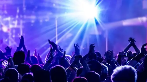 فیلم جنجالی شکستن سر خواننده  وسط کنسرت ! / علت چه بود !  + عکس های عمق حادثه