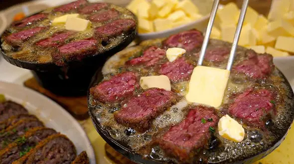 مشهوترین کتلت گوشت و ساشیمی کره جنوبی را این رستوران معروف آماده می کند + فیلم