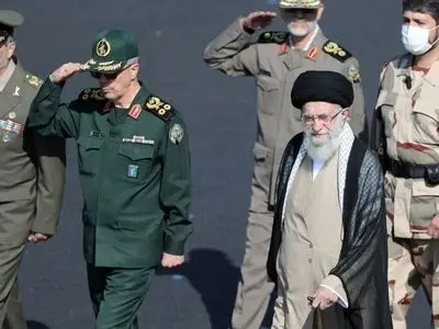 فیلم / رهبر انقلاب از روزهای جنگ گفتند: جنگ که آغاز شد من نزدیک فرودگاه بودم ... وقتی هر 6 محافظم رو مرخص کردم که بروند شروع به گریه کردند که... 