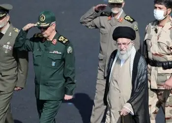 فیلم / رهبر انقلاب از روزهای جنگ گفتند: جنگ که آغاز شد من نزدیک فرودگاه بودم ... وقتی هر 6 محافظم رو مرخص کردم که بروند شروع به گریه کردند که... 