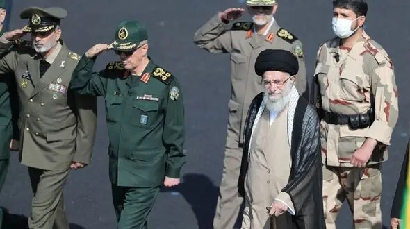 فیلم / رهبر انقلاب از روزهای جنگ گفتند: جنگ که آغاز شد من نزدیک فرودگاه بودم / وقتی هر 6 محافظم رو مرخص کردم که بروند شروع به گریه کردند