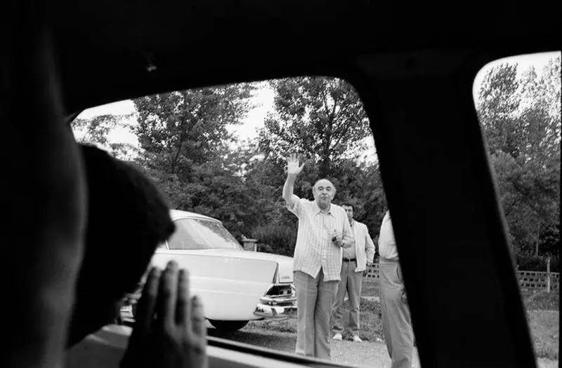 خداحافظی هویدا با یکی از میهمانان خود در ویلای شخصی نوشهر