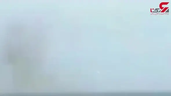 لحظه سقوط جنگنده عمودپرواز در نزدیکی شناگران ساحل دریا + فیلم 