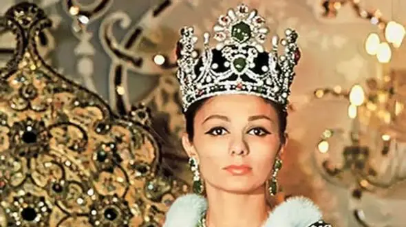 عکس / سفر به ایام قدیم سال 1357 / غواصی فرح دیبا در سواحل کیش با لباس غواصی !