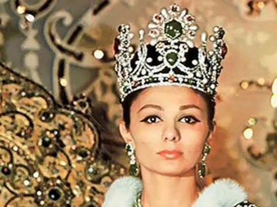 عکس / سفر به ایام قدیم سال 1357 / غواصی فرح دیبا در سواحل کیش با لباس غواصی !