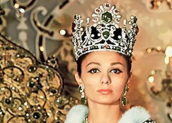 عکس / سفر به ایام قدیم سال 1357 / غواصی فرح دیبا در سواحل کیش با لباس غواصی !