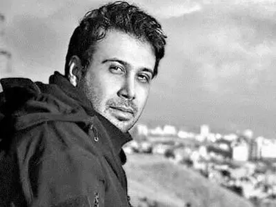 ویژه ایام فاطمیه/ دانلود آهنگ  «تنهاترین» باصدای بهشتی «محسن چاوشی»+ متن ترانه/با اینکه سوگوار و بیقراری محاله پیش غم از پا بیفتی دلت میلرزه چون هر لحظه بایدبه یاد غربت زهرا بیفتی