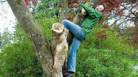 فرار مرد وحشت زده از دست خرس خشمگین + فیلم