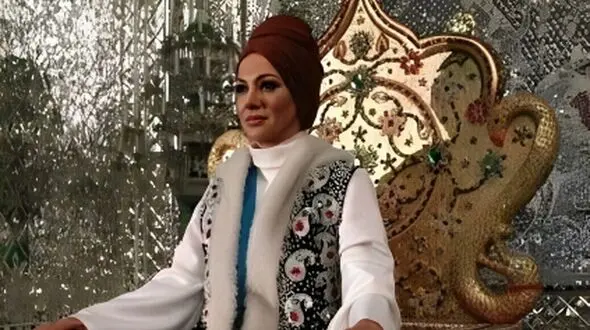 ساغر عزیزی بازیگر نقش فرح پهلوی : زمانی که مدرسه رفتم میگفتم من پسرم/  از مدرسه دخترانه فرار کردم / رفتم مدرسه پسرانه