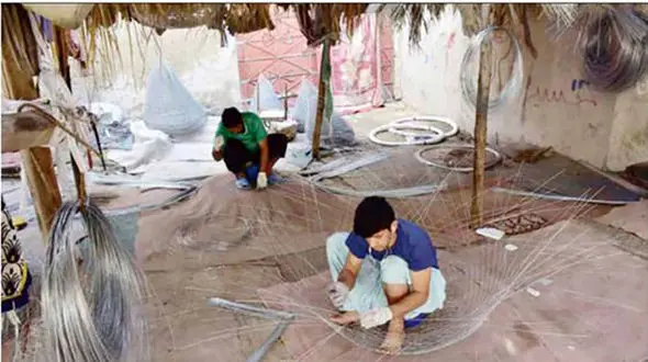 
رونق گرگوربافی بوشهر با هنر کارگران افغان / ما به دور خود دام می‌بافیم
