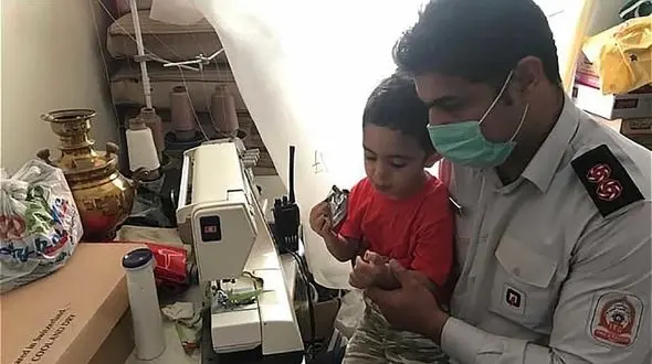 فرو رفتن سوزن چرخ خیاطی در دست کودک تهرانی + عکس