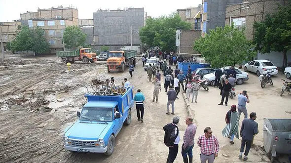پاکبانی در حال رفع آبگرفتگی زیر گذر شهیدناصری بود که گرفتار سیل شد،اما توانست با گرفتن تنه درخت زمان رو بخرد تا دیگر پاکبانان با ساخت زنجیره انسانی به کمک او بروند!