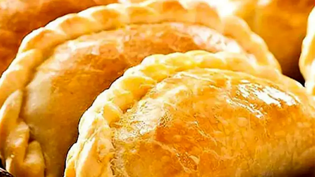 ترکیب طلایی مرغ و قارچ در پیراشکی