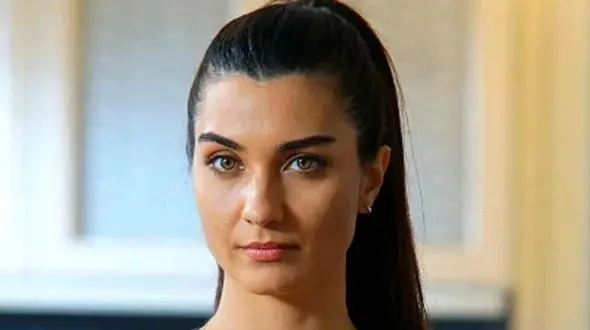 بیوگرافی طوبا بویوک‌ اوستون بازیگر ترکیه ای + عکس های او و دختران زیباش در اروپا