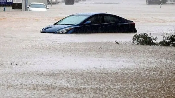فیلم وحشتناک از سیل در عمان/افزایش تلفات به 18 نفر /10 کودک قربانی سیل عمان