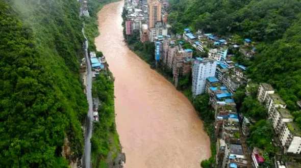 سفر به باریک ترین شهر توریستی جهان + فیلم 