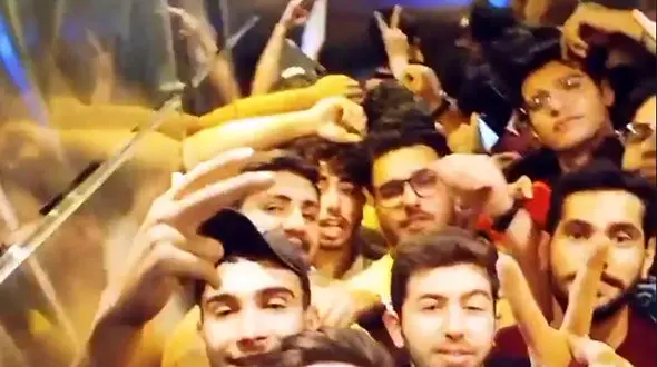 فیلم گیر افتادن دانشجویان آزاد تهران در آسانسور ! / وحشت و خنده !