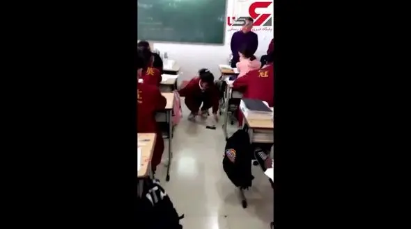 تنبیه عجیب معلم برای دانش آموز عشق موبایل  + فیلم