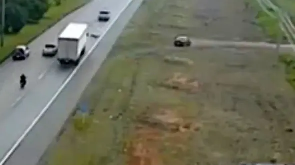 خودکشی یک پلیس  در حاشیه جاده + فیلم