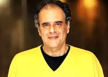 نگاهی به آشپزخانه شیک و دلباز هومن برق نورد، ستاره محبوب کمدی ایران و کابینت ها و میز چوبی ناهارخوری/ تَر و تمیز+عکس