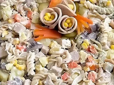 طرز تهیه سالاد ماکارونی با کالباس برای 10 نفر