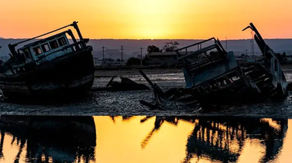 ببینید /  گورستان لنج ها در استان بوشهر + فیلم 