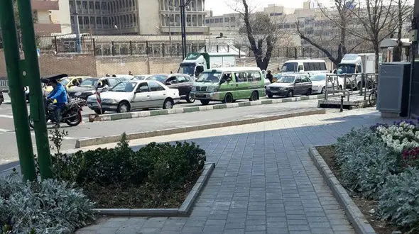 خودروی عجیبی که آقای عابر بانک با آن از دادگاه خارج شد +عکس