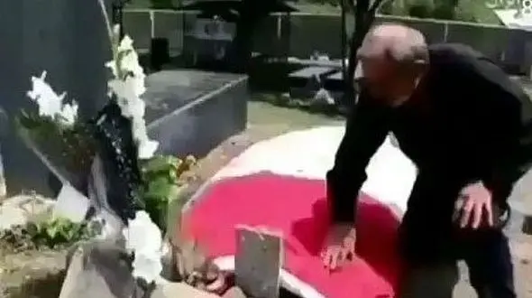 عکسی تلخ از بی قراری پدر بزرگ رومینا اشرفی سر مزارش 