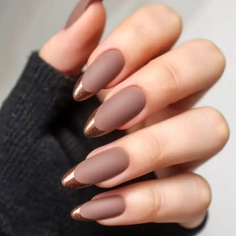 دیزاین ناخن مینیمال قهوه  ای مدرن