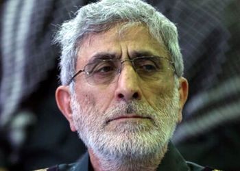 عکس / سفر در زمان / سردار قاآنی در لحظه دریافت درجه سرتیپی از رهبری