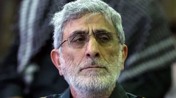 عکس / سفر در زمان / سردار قاآنی در لحظه دریافت درجه سرتیپی از رهبری