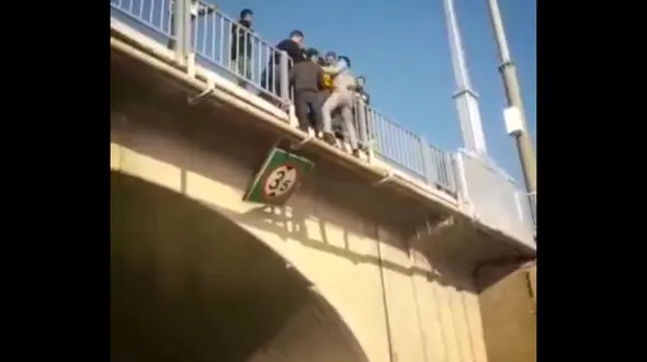 فیلم / خودکشی یک جوان از پل هلالی اهواز  