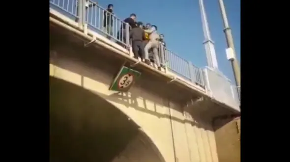 فیلم / خودکشی یک جوان از پل هلالی اهواز  